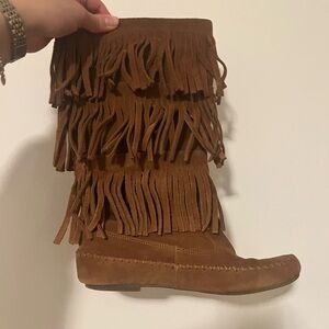 Fringe trim suede boots